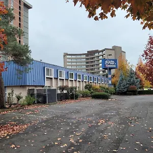 District By Oyo Convention Center *** Portland
